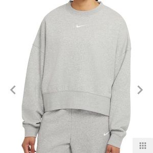 Nike Women's Sportswear Essentials Oversized Fleece Crewneck Sweatshirt